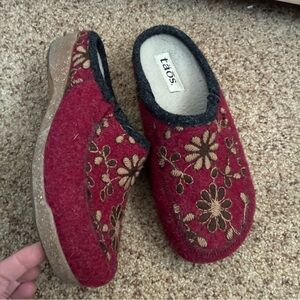 Taos Footwear Women's Burgundy Floral Slippers